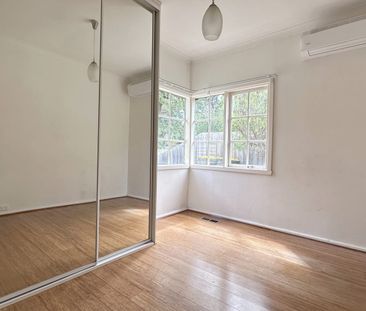 Cosy home with bright granny flat - Photo 3