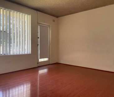 Renovated Ground Floor 2 Bedroom unit - Photo 4