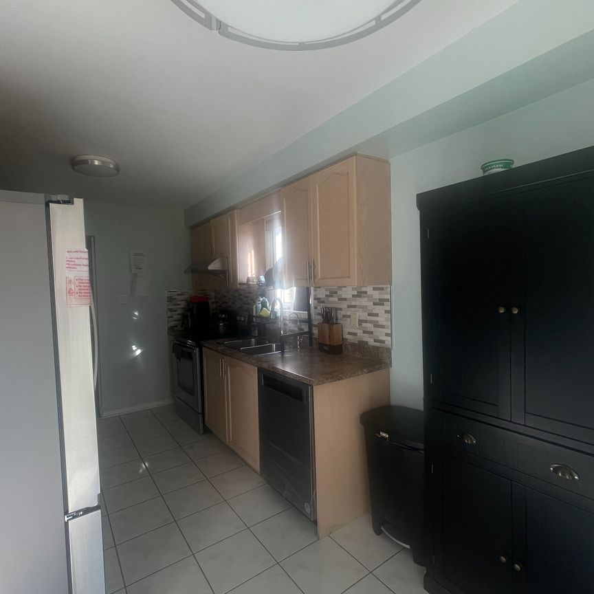 For Lease - 2 Bearwood Street, Brampton, Ontario - Photo 2