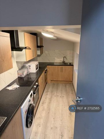 1 bedroom in a house share to rent - Photo 3