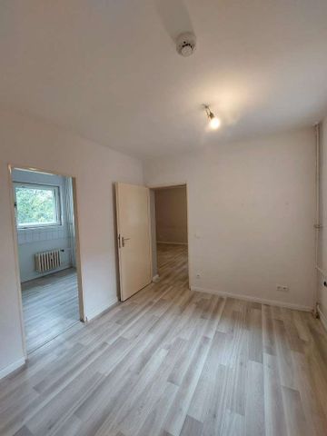 Einziehen und Wohlf&uuml;hlen: Gepflegte 2,5-Zimmer-Wohnung mit Loggia sucht Sie! Ab sofort! - Foto 5