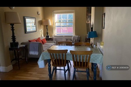 3 bedroom flat to rent - Photo 2