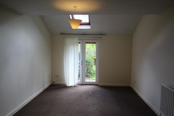 1 Bedroom Flat to Rent in Yarwell Court, Highfield Crescent, Kettering, Northamptonshire, NN15 - Photo 1