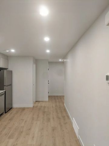 Modern Studio Unit with Private Entrance – Great Access to Downtown - Photo 5