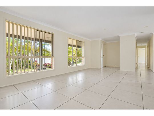 Spacious Family Living in Parkwood! - Photo 1