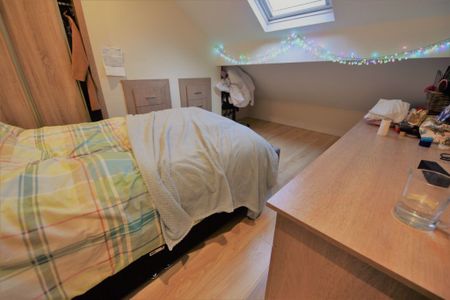 2 bedroom Flat in Otley Road, Leeds - Photo 4