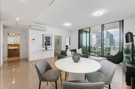 Modern One Bed Apartment with Spacious Balcony & Secure Parking - Photo 2