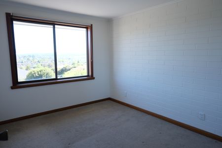 2 / 135 Punchbowl Road, Newstead - Photo 3