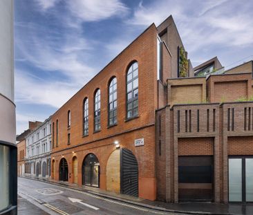 A beautifully designed oasis in the heart of the city - Photo 6