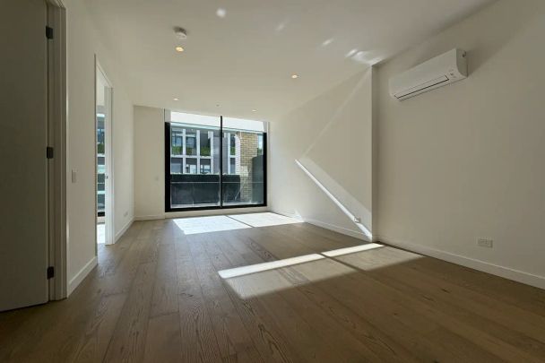 “Elevated Sophistication in the Heart of Moonee Valley Park” - Photo 1