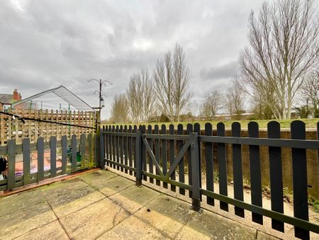 3 bedroom Mid Terraced House to let - Photo 3