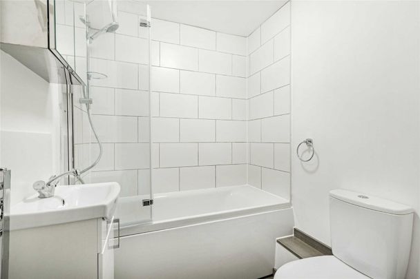 Elms Crescent, London, SW4 - Photo 1