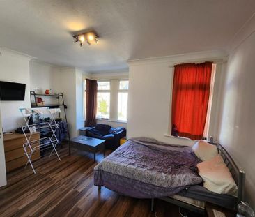 1 bedroom in a house share to rent - Photo 4