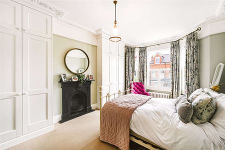 A wonderful five bedroom family home in the popular 'Nightingale Triangle.' - Photo 4