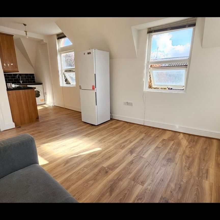 2 Bed Flat, Station Road, E7 - Photo 1