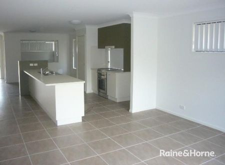 43 Lakes Entrance Drive, Springfield Lakes QLD 4300 - House For Rent - $560 | Domain - Photo 2
