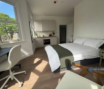 1 bedroom in a house share to rent - Photo 2