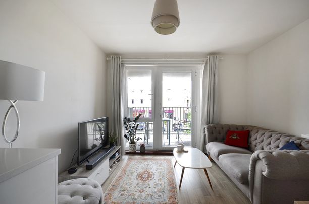 Contemporary two bedroom flat set on the second floor of Berwick Place in Trumpington Meadows a highly sought-after development in Cambridge, CB2. - Photo 1