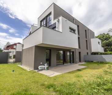 NEUWERTIG: Doppelhaushälfte mit Terrassen und Garten! - Photo 4