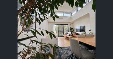 Stylish & contemporary north facing townhouse with an abundance for natural light - Photo 3