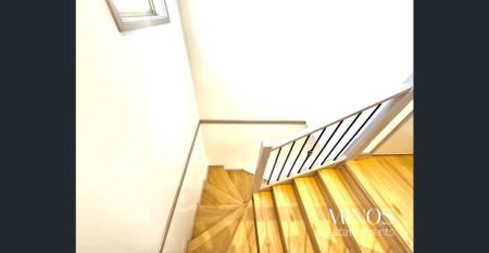 Contemporary Townhouse Over Three Levels - Photo 4