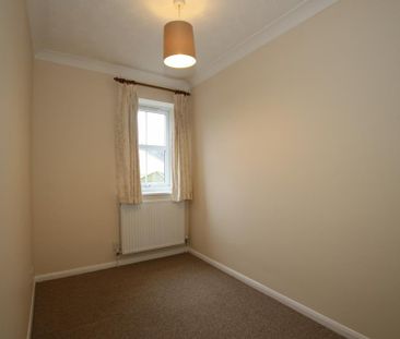 2 bedroom end of terrace house to rent - Photo 2