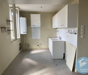 Location Appartement 4 pièces 84m² ROANNE 42300 - Photo 2