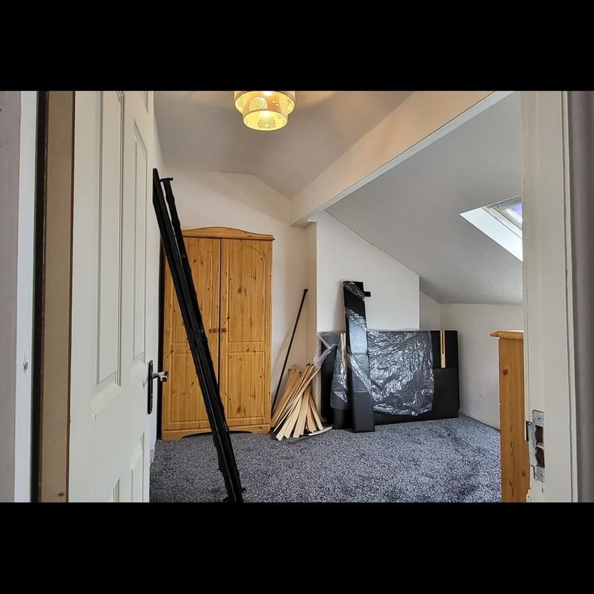 4 Bed End Terrace, Claremont Place, LS12 - Photo 1