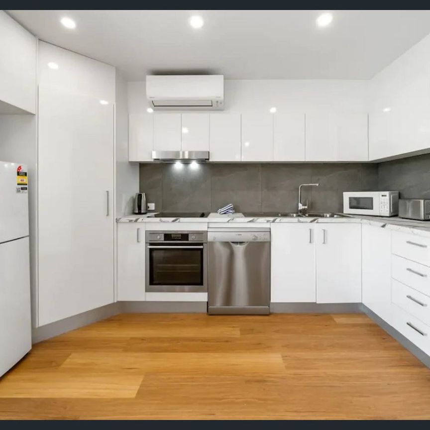 Beach at Your Doorstep! – Rare Broadbeach Gem - Photo 1