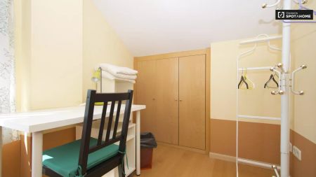 Single Bed in Room in a shared 12-bedroom apartment for rent in Villaviciosa de Odón for students - Photo 5