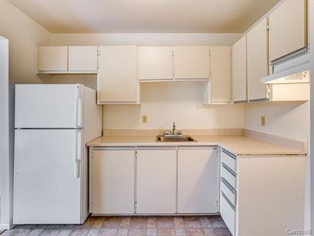 5025 Boul. des Sources, #302 - Photo 4