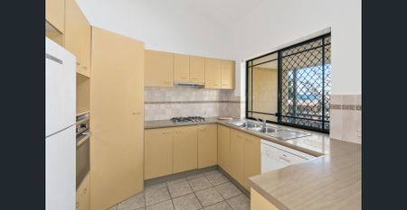 Loft-Style Apartment in Bell’s Square + Lock-up Garage - Photo 5