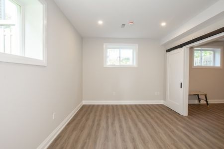 **NEWLY RENOVATED** 1 Bedroom Lower Unit in Welland!! - Photo 3