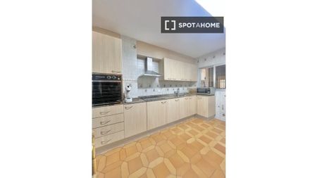 4 room luxury Flat for rent in Valencia - Photo 4