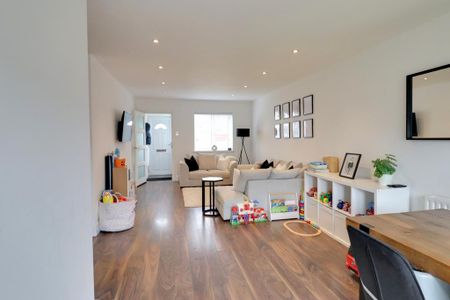 3 bedroom semi-detached house to rent - Photo 2