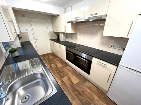 1 bedroom in a house share to rent - Photo 2