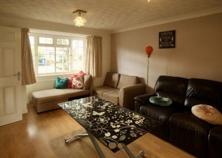 Lemur Drive, Cambridge £2,200 pcm ⓘ The monthly or weekly payment required by the landlord. Read our glossary page , 4 bedrooms, detached house, to let * Tenant info - Photo 4