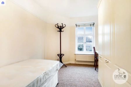 3 bedroom flat in Golders Green - Photo 3