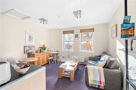 A first floor furnished flat in the heart of the bustling main street of Jericho in a converted Victorian building. - Photo 3