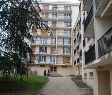 A LOUER - Bourges - T3 de 74m² avec balcon, parking et cave. - Photo 2