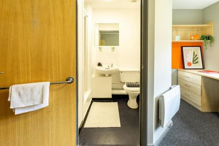 1 bedroom in a flat share to rent - Photo 3