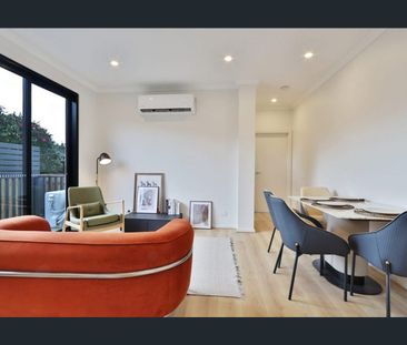 A lifestyle location and sophistication - Photo 4