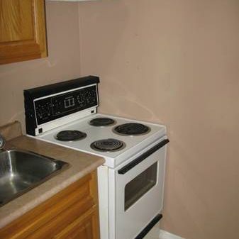 $700 Bachelor Apartment (1st Floor Unit) Toronto - Photo 3