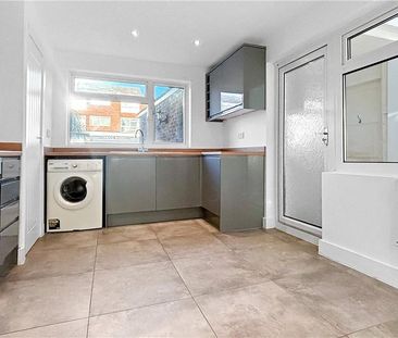 4 bedroom semi-detached house to rent - Photo 3