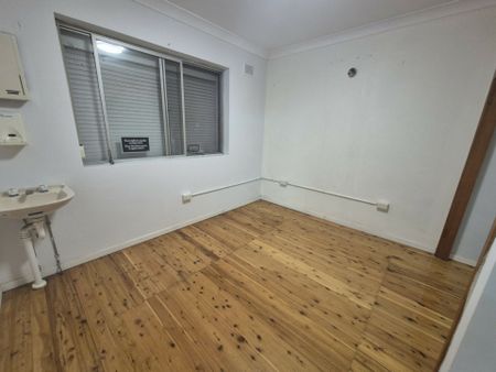 Spacious 5-Bedroom Family Home with Pool & Two Living Areas - Photo 3