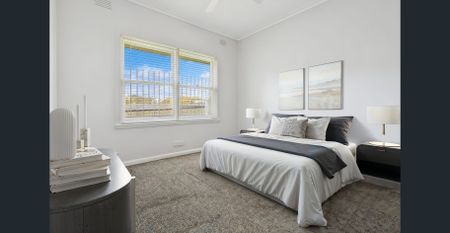 Spacious 3-Bed Home with two large Garages - Photo 2