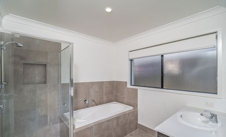 Spacious 4-Bedroom Family Home in Prime Holmview Location - Photo 2