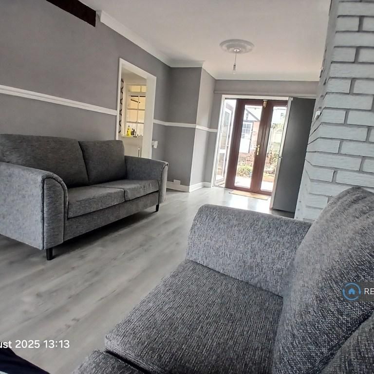 3 bedroom semi-detached house to rent - Photo 1