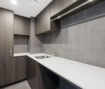 Luxury Three-Bedroom Residence in Civic Heart - Photo 4