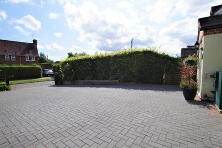 4 bedroom detached house to rent - Photo 2